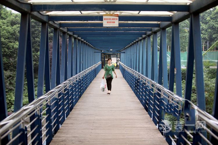 重庆又现"空中走廊" 南岸一小区建人行天桥(图)